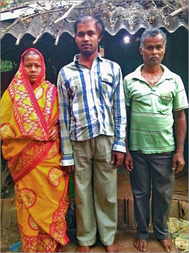Dipu mit seinen Eltern Dipu und seine Eltern