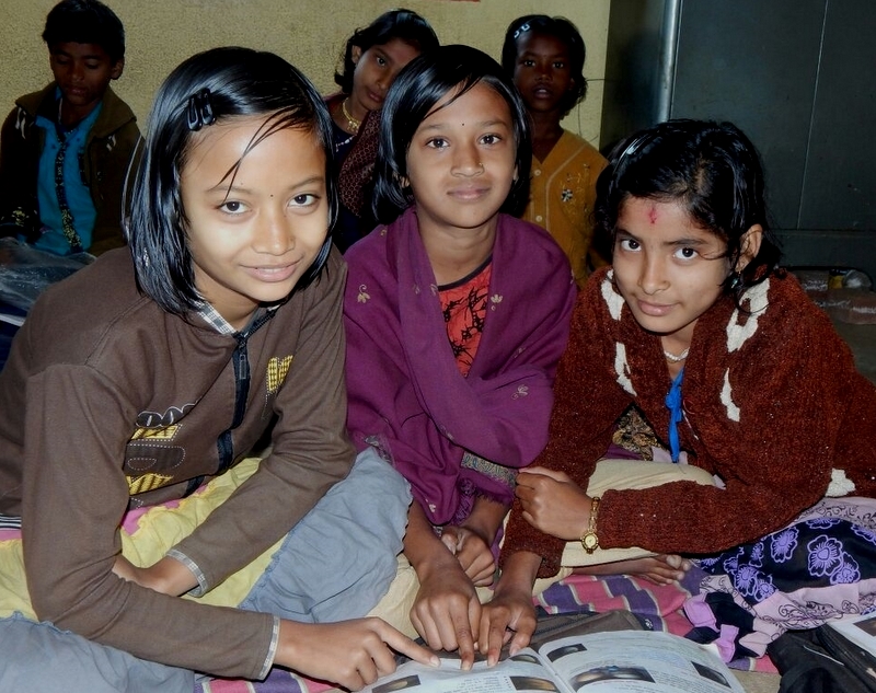 Adivasi Mädchen beim Lernen Adivasi Mädchen beim Lernen