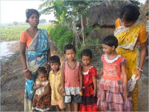 Zwei Adivasi Mütter mit ihren Kindern Zwei Adivasi Mütter mit ihren Kindern